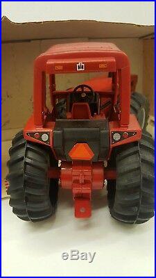ERTL International 2+2 Tractor 1/16th Scale & Hay Rake 446 464 6388