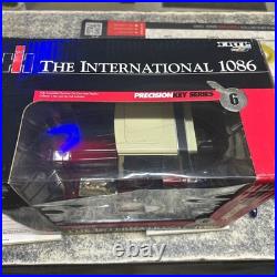 ERTL International Harvester 1086 Precision Key Series. Tri Stripe CHASE 1/16