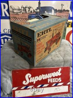Ertl 1/16 International Harvester 1066 WithCanopy, Vintage Blue Box