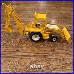 Ertl Diecast International Harvester Backhoe Loader Tractor, #472, 116 Scale