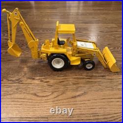 Ertl Diecast International Harvester Backhoe Loader Tractor, #472, 116 Scale
