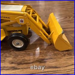 Ertl Diecast International Harvester Backhoe Loader Tractor, #472, 116 Scale