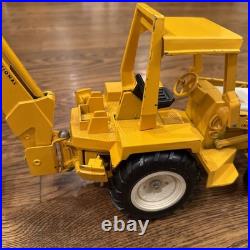 Ertl Diecast International Harvester Backhoe Loader Tractor, #472, 116 Scale