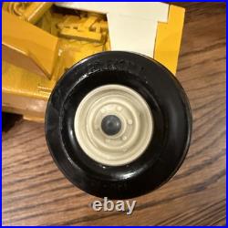 Ertl Diecast International Harvester Backhoe Loader Tractor, #472, 116 Scale