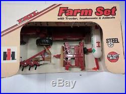 Ertl IH International Harvester Farm Set with Tractor +++ 132 Scale 5038