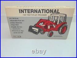 Ertl International 1586 Tractor with Endloader-116-In original Box-Red/White