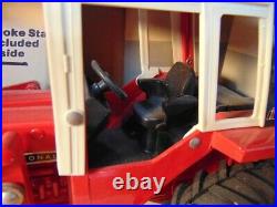 Ertl International 1586 Tractor with Endloader-116-In original Box-Red/White