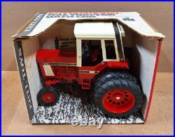 Ertl International Harvester IH 1586 Diecast Tractor with Duals 1/16 in Box #463