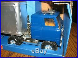 Ertl International Harvester STEEL Semi Tractor Truck & Trailer Blue #3828 19.5