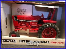 Ertl International IH 1066 Tractor with ROPS Special Edition 1/16 #4621 ca. 1991