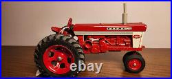 FARMALL INTERNATIONAL 460 TRACTOR 1/16th NF IH Fast Hitch