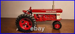 FARMALL INTERNATIONAL 460 TRACTOR 1/16th NF IH Fast Hitch