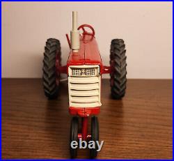 FARMALL INTERNATIONAL 460 TRACTOR 1/16th NF IH Fast Hitch