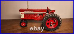 FARMALL INTERNATIONAL 460 TRACTOR 1/16th NF IH Fast Hitch