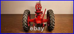 FARMALL INTERNATIONAL 460 TRACTOR 1/16th NF IH Fast Hitch