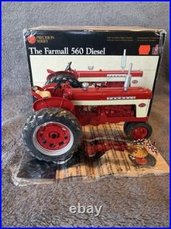 Farmall 560 International Harvester Narrow Front End Tractor Diecast 1/16, MINT