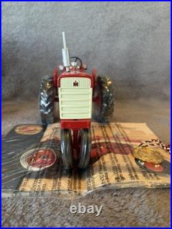 Farmall 560 International Harvester Narrow Front End Tractor Diecast 1/16, MINT