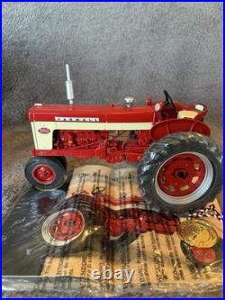 Farmall 560 International Harvester Narrow Front End Tractor Diecast 1/16, MINT