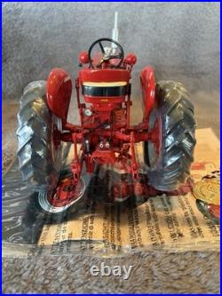 Farmall 560 International Harvester Narrow Front End Tractor Diecast 1/16, MINT