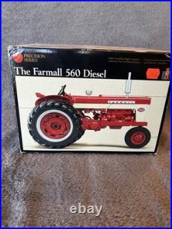 Farmall 560 International Harvester Narrow Front End Tractor Diecast 1/16, MINT