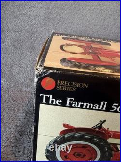 Farmall 560 International Harvester Narrow Front End Tractor Diecast 1/16, MINT