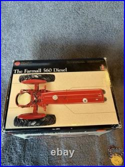 Farmall 560 International Harvester Narrow Front End Tractor Diecast 1/16, MINT