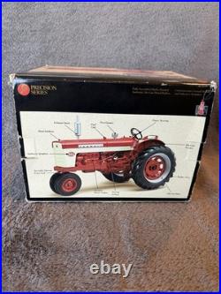 Farmall 560 International Harvester Narrow Front End Tractor Diecast 1/16, MINT