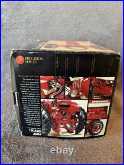Farmall 560 International Harvester Narrow Front End Tractor Diecast 1/16, MINT