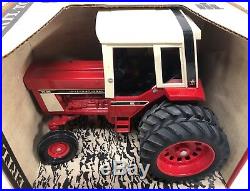 IH International 1586 Tractor with Cab & Duals New in Box ERTL 1/16 Hard to Find