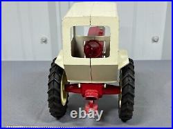 IH McCormick Farmall 560 Tractor with Cab Muffler rare variation 116 ERTL Vintage