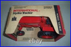 INTERNATIONAL 966 TRACTOR in BOX ERTL Vintage Farm Toy FARMALL