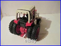 International Harvester Farm Toy Tractor 1086 withloader 1/16