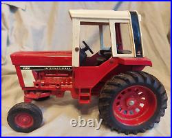 International Harvester Farm Toy Tractor 1586 Ertl 1/16