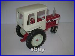 International Harvester Farm Toy Tractor 560 with cab OLD Ertl 1/16