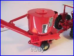 International Harvester Farm Toy Tractor 966 with Mixer-Mill Ertl 1/16