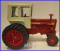 International Harvester Farmall 1456 Tractor With Cab 1/16