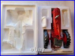 International Harvester Farmall 400 Tractor 1/16 Scale Diecast (ERTL) International Harvester Farmall 400 Tractor 1/16 Scale Diecast (ERTL)