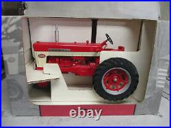 International Harvester Farmall 560 1998 Coll. Ed. Toy Tractor, 1/8 Scale NIB
