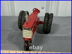 International Harvester IH Farmall 560 Tractor Narrow Front with DUALS 116 Ertl