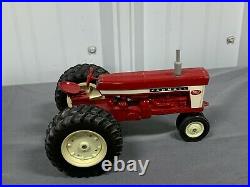 International Harvester IH Farmall 560 Tractor Narrow Front with DUALS 116 Ertl