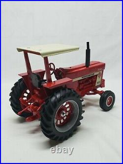 International IH Farmall 1066 24th Ontario Canada Toy Show Tractor 1/16 Scale