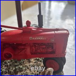 McCormick Farmall International Harvester Red Tractor/Pig Table Lamp Vintage