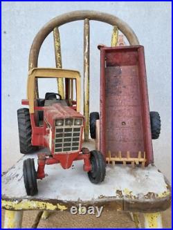 ORIGINAL UN-RESTORED ERTL 1586 International Harvester Tractor & Trailer Set