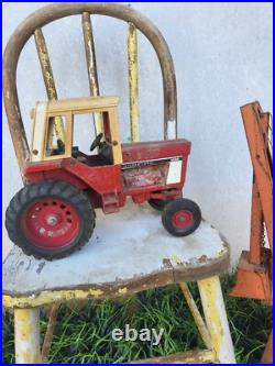 ORIGINAL UN-RESTORED ERTL 1586 International Harvester Tractor & Trailer Set