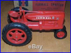 Plastic Farmall IH International Harvester Tractor withbox Product Miniature 1/16