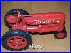 Plastic Farmall IH International Harvester Tractor withbox Product Miniature 1/16