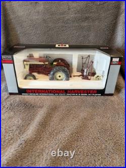 SpecCast 1/16th Scale International Harvester 340 Utility Tractor / Corn Planter