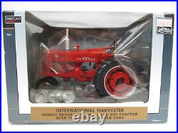 Spec Cast International Harvester Farmall 400 Farm Tractor / Milk Cans 1/16