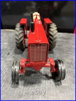 VINTAGE INTERNATIONAL 1026 TRACTOR 1/16th IH ERTL WF NICE