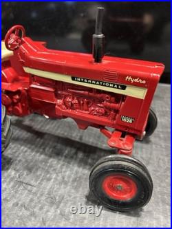 VINTAGE INTERNATIONAL 1026 TRACTOR 1/16th IH ERTL WF NICE